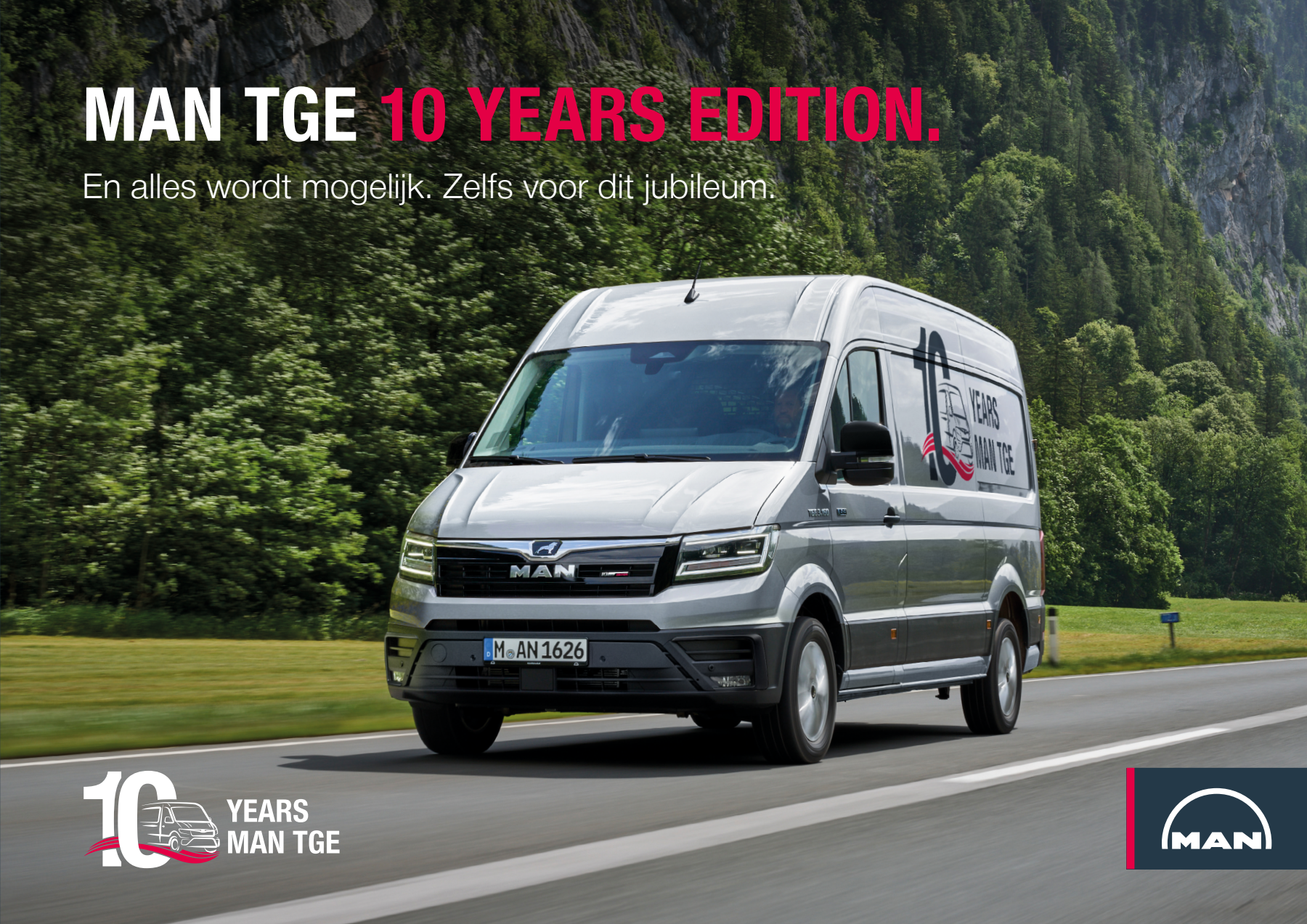 MAN TGE 10 Years Edition op de weg, met de Nederlandse jubileumtekst.