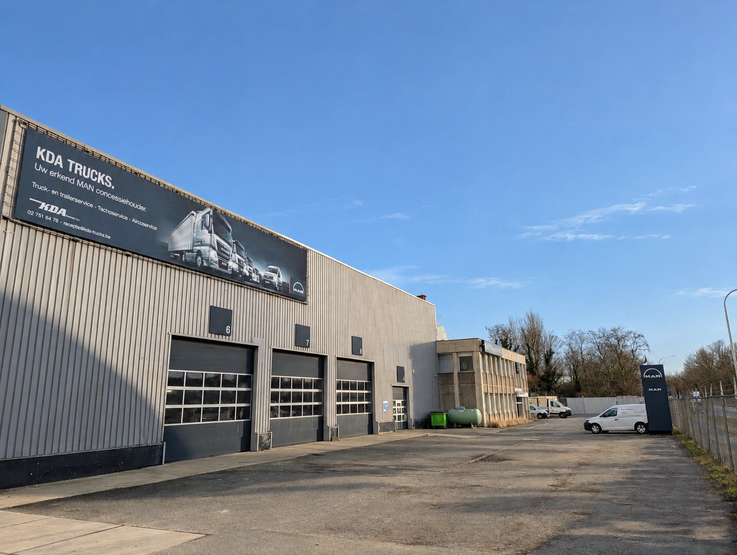 Gevel en werkplaats van KDA Trucks in Vilvoorde